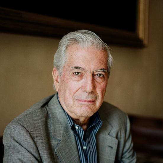 Forfatterportræt af Mario Vargas Llosa foran et maleri