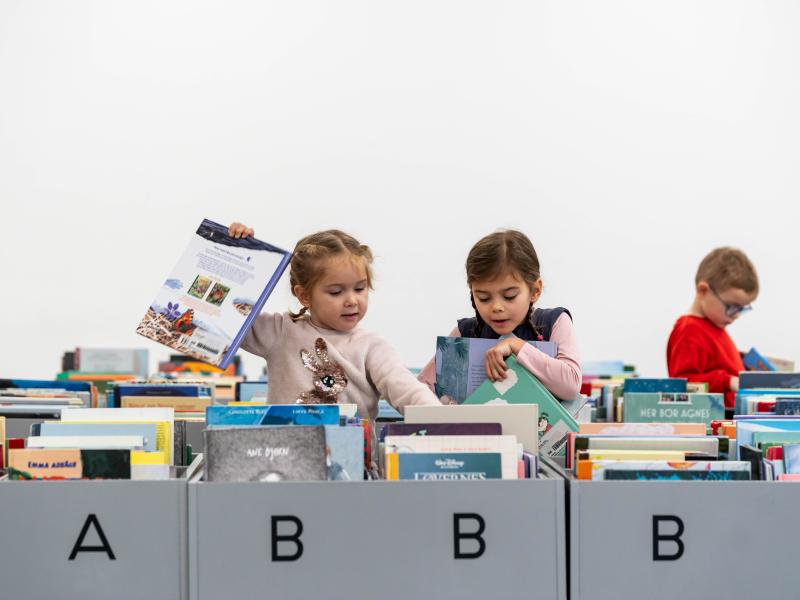 Børn på bibliotek